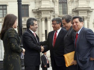 El jefe de Gabinete, Juan Jiménez, se reunió con el secretario general del partido de la chakana, Luis Thais, el dirigente Juan Sheput, y los parlamentarios José León y Carmen Omonte. Foto: Andina