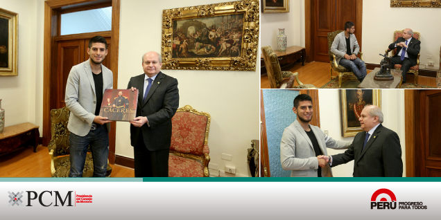 Presidente del Consejo de Ministros, Pedro Cateriano Bellido, recibe la visita del futbolista Carlos Zambrano