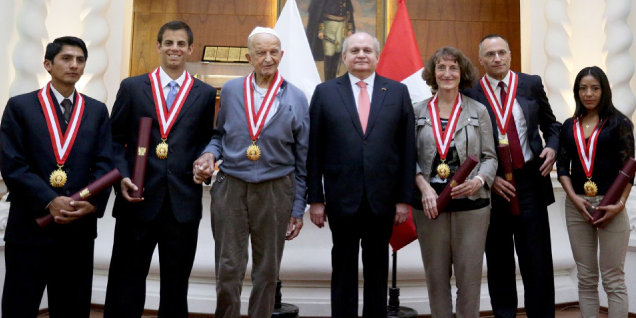 Jefe del Gabinete otorga Medalla al Mérito Ciudadano a diversas personalidades